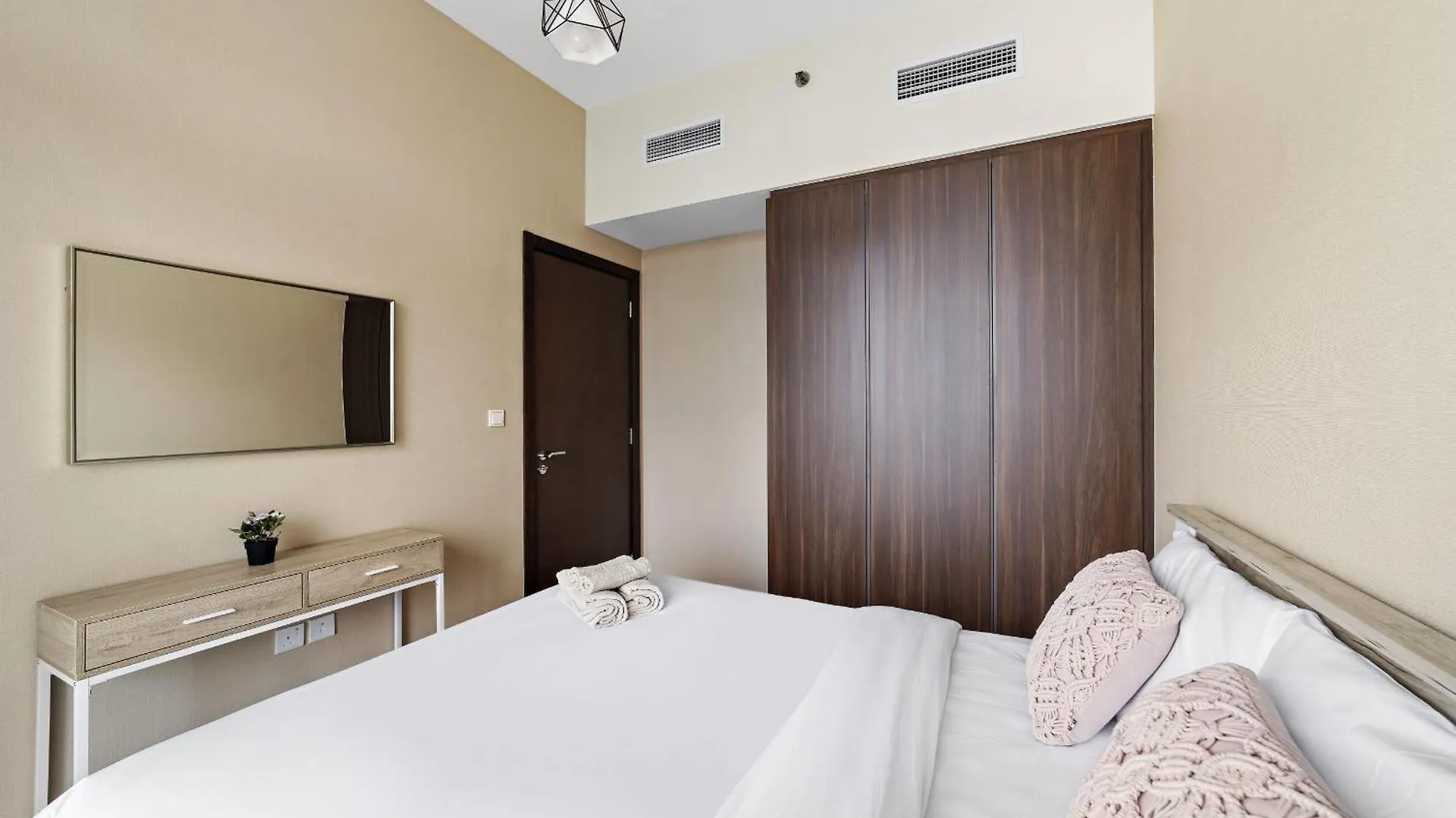 Vayk - Elegant 1-Bedroom Apartment Near Downtown Dubai